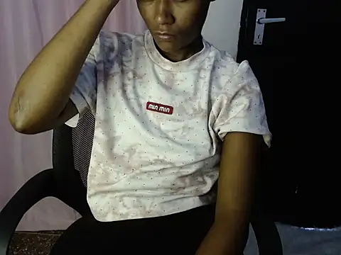 Snapshot of savage_laura chatting on October 25, 8:00 am savage laura online show from October 25, 8:00 am