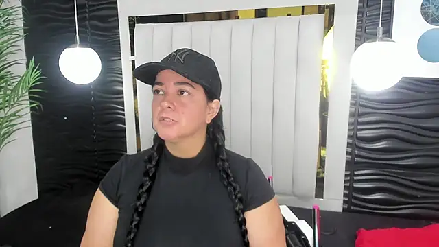 lucia vonne  online show from February 19, 12:00 pm