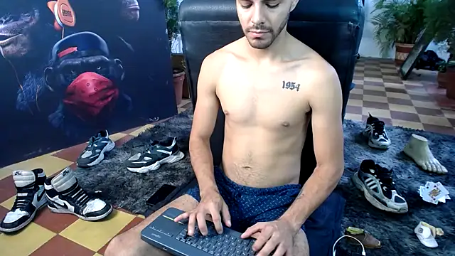 cutehornymax online show from April 8, 2:39 pm