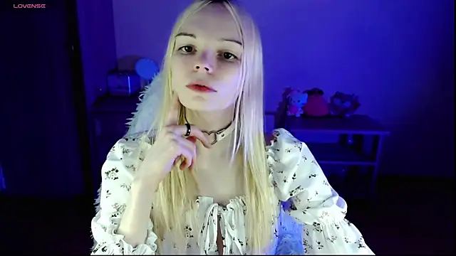 Snapshot of Emily_Nyaffee chatting on December 16, 10:13 pm Emily Nyaffee online show from December 16, 10:13 pm