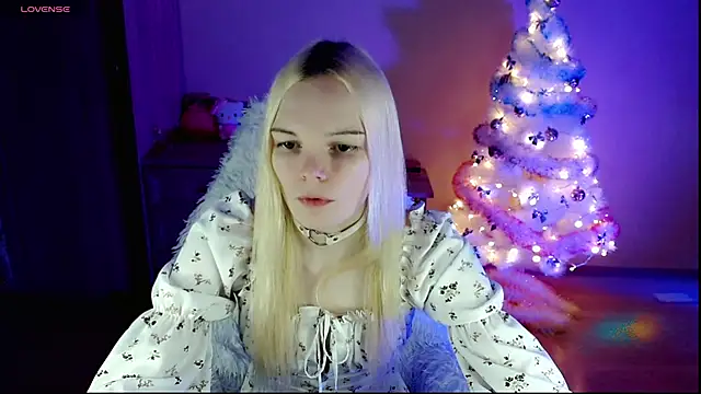 Snapshot of Emily_Nyaffee chatting on December 17, 9:05 pm Emily Nyaffee online show from December 17, 9:05 pm