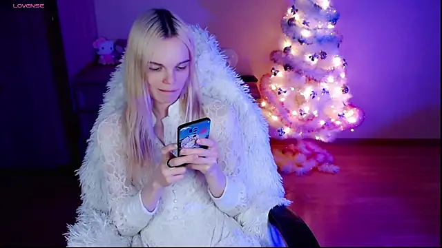 Snapshot of Emily_Nyaffee chatting on December 23, 12:25 am Emily Nyaffee online show from December 23, 12:25 am