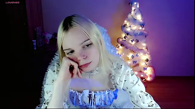 Snapshot of Emily_Nyaffee chatting on December 28, 9:19 pm Emily Nyaffee online show from December 28, 9:19 pm