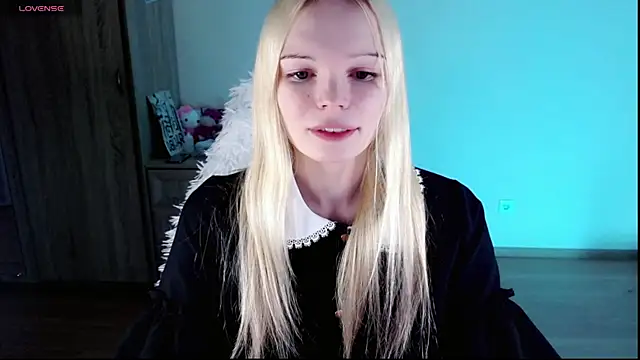 Snapshot of Emily_Nyaffee chatting on February 11, 11:22 pm Emily Nyaffee online show from February 11, 11:22 pm