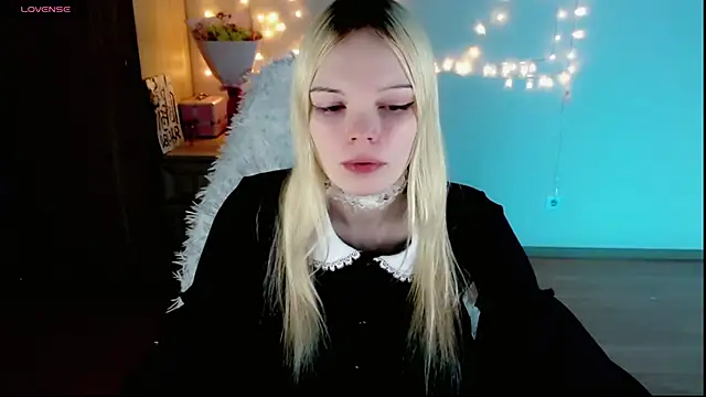Snapshot of Emily_Nyaffee chatting on February 24, 10:36 pm Emily Nyaffee online show from February 24, 10:36 pm