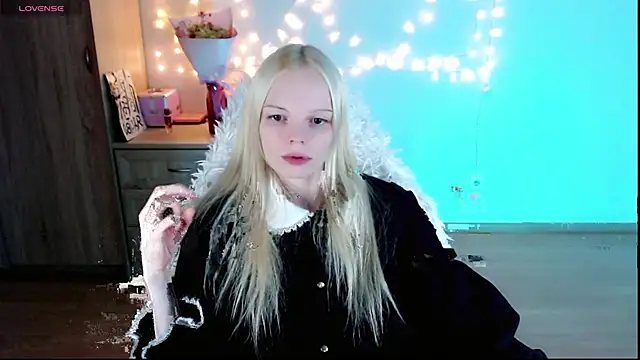 Snapshot of Emily_Nyaffee chatting on March 2, 11:42 pm Emily Nyaffee online show from March 2, 11:42 pm