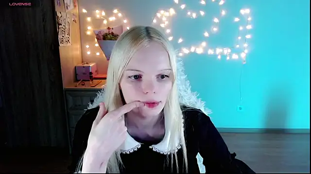 Snapshot of Emily_Nyaffee chatting on March 3, 6:33 pm Emily Nyaffee online show from March 3, 6:33 pm