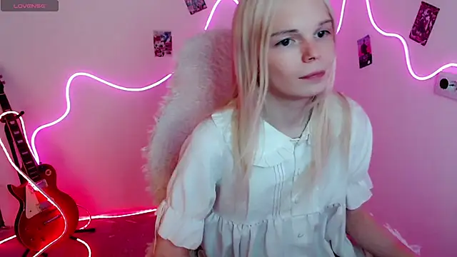 Snapshot of Emily_Nyaffee chatting on September 9, 12:37 pm Emily Nyaffee online show from September 9, 12:37 pm
