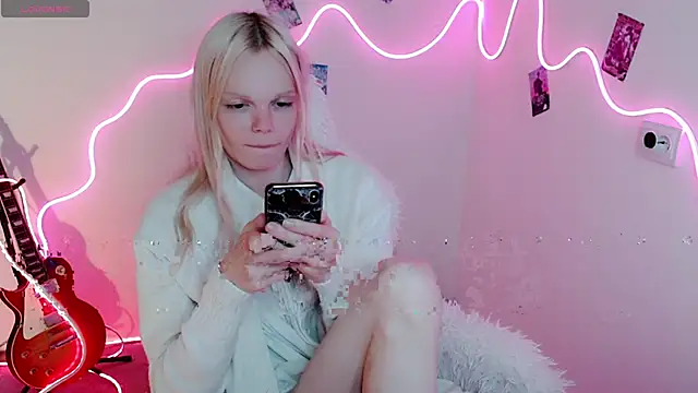 Snapshot of Emily_Nyaffee chatting on September 23, 9:01 am Emily Nyaffee online show from September 23, 9:01 am