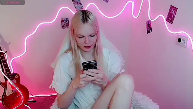 Snapshot of Emily_Nyaffee chatting on September 24, 8:45 pm Emily Nyaffee online show from September 24, 8:45 pm