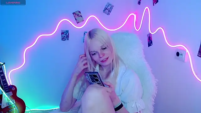 Snapshot of Emily_Nyaffee chatting on October 19, 5:13 pm Emily Nyaffee online show from October 19, 5:13 pm