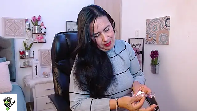 Snapshot of amalia_brunette chatting on January 4, 11:27 pm amalia brunette online show from January 4, 11:27 pm