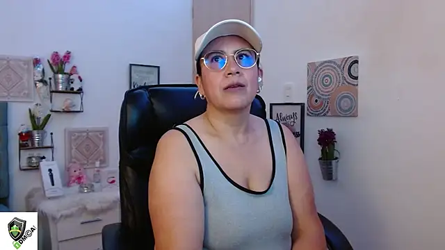 Snapshot of amalia_brunette chatting on January 13, 10:56 pm amalia brunette online show from January 13, 10:56 pm