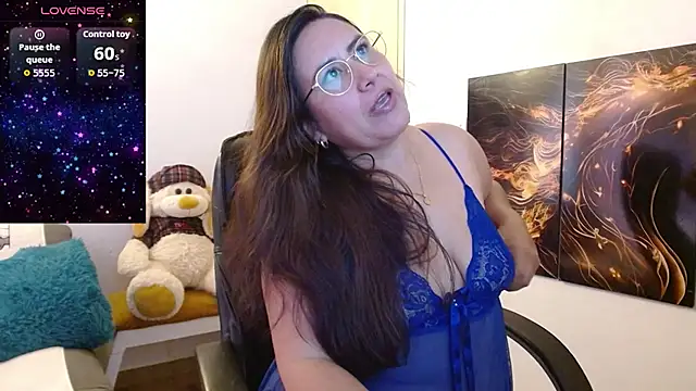 Snapshot of amalia_brunette chatting on December 18, 4:24 pm amalia brunette online show from December 18, 4:24 pm