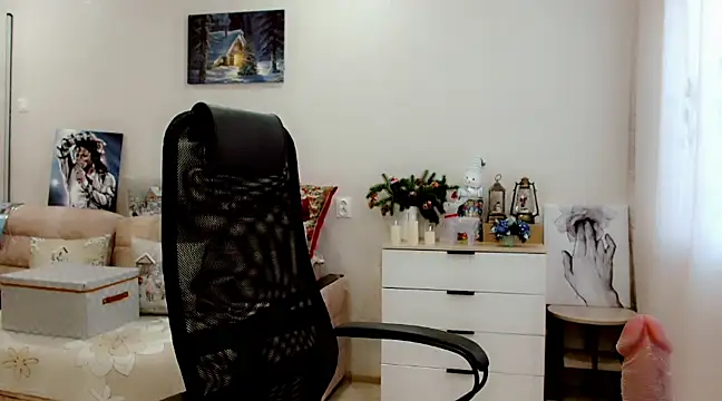 Snapshot of EveLove33 chatting on February 17, 9:13 am EveLove33 online show from February 17, 9:13 am