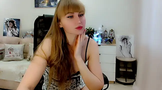 Snapshot of EveLove33 chatting on February 19, 5:05 am EveLove33 online show from February 19, 5:05 am