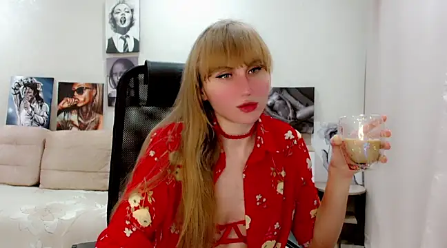 Snapshot of EveLove33 chatting on March 7, 5:28 pm EveLove33 online show from March 7, 5:28 pm