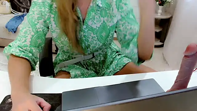 Snapshot of EveLove33 chatting on September 24, 6:39 am EveLove33 online show from September 24, 6:39 am