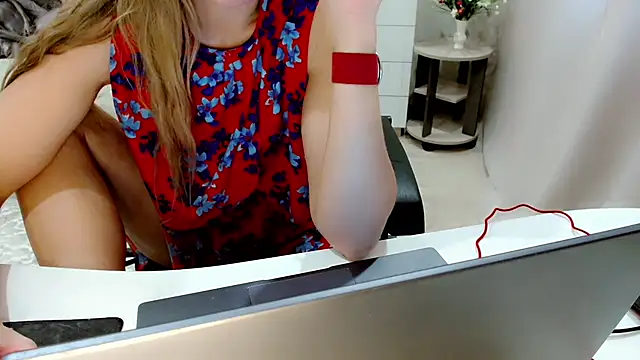 Snapshot of EveLove33 chatting on October 14, 5:08 am EveLove33 online show from October 14, 5:08 am