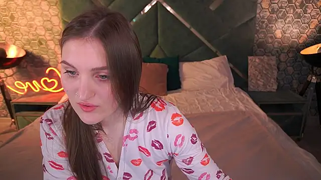 Snapshot of EmmyCharmm chatting on November 16, 6:41 am EmmyCharmm online show from November 16, 6:41 am