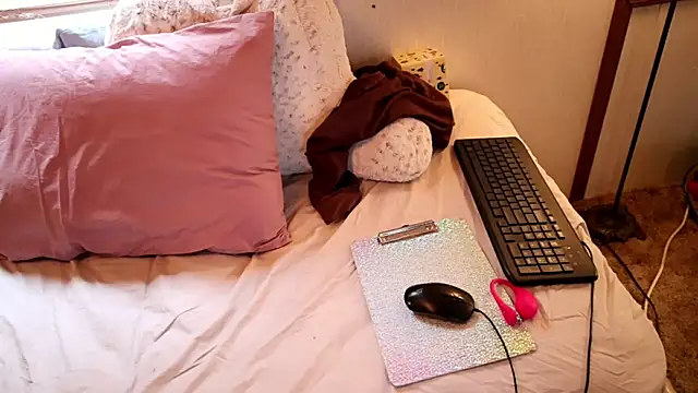 Snapshot of xxpixeyxx chatting on November 9, 3:10 pm xxpixeyxx online show from November 9, 3:10 pm