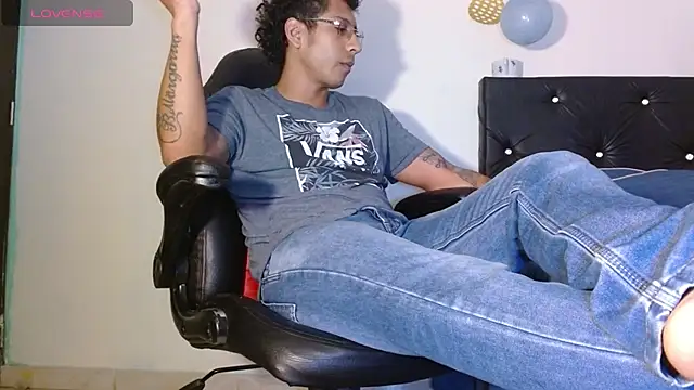 Snapshot of FuckHardlove chatting on December 3, 2:16 pm FuckHardlove online show from December 3, 2:16 pm