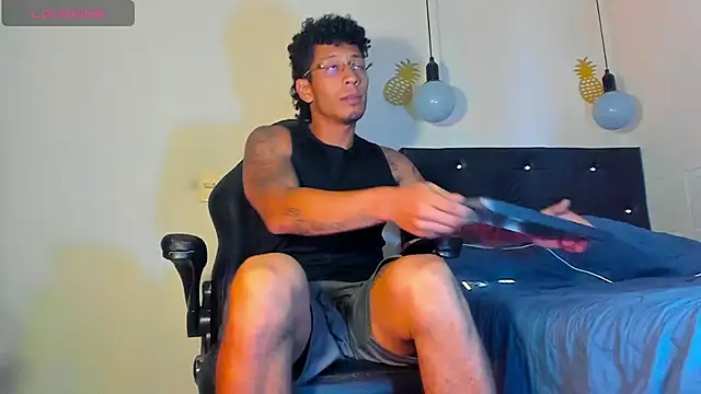 Snapshot of FuckHardlove chatting on January 6, 10:58 pm FuckHardlove online show from January 6, 10:58 pm