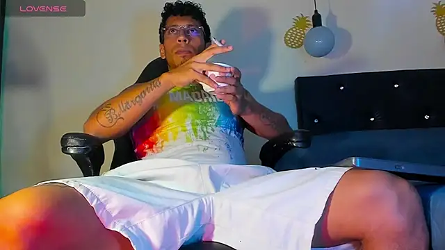 Snapshot of FuckHardlove chatting on January 16, 6:37 pm FuckHardlove online show from January 16, 6:37 pm