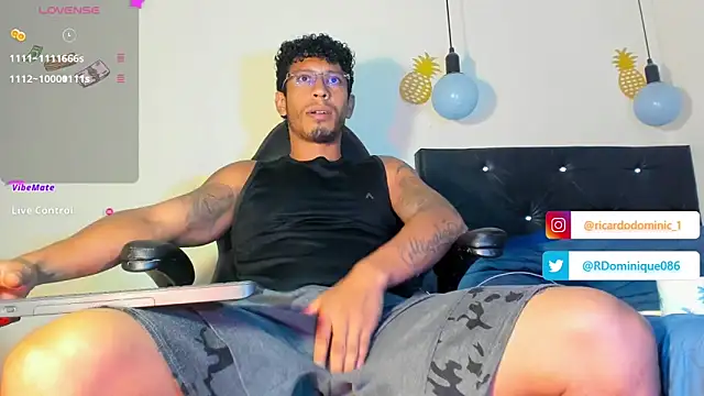 Snapshot of FuckHardlove chatting on January 25, 11:11 pm FuckHardlove online show from January 25, 11:11 pm