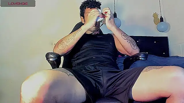 Snapshot of FuckHardlove chatting on March 8, 4:23 am FuckHardlove online show from March 8, 4:23 am