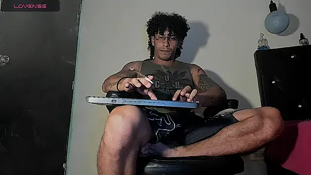 Snapshot of FuckHardlove chatting on November 25, 2:00 am FuckHardlove online show from November 25, 2:00 am