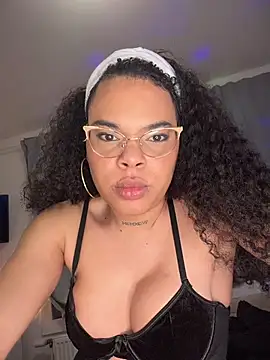 naomikandra online show from December 3, 8:18 pm