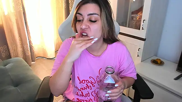 Snapshot of EveEvian chatting on March 7, 1:18 pm EveEvian online show from March 7, 1:18 pm