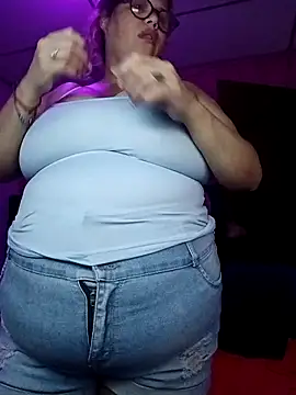 Snapshot of EllisW8 chatting on November 2, 11:01 am EllisW8 online show from November 2, 11:01 am