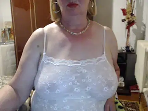 Snapshot of Secretfox chatting on June 3, 5:07 pm Secretfox online show from June 3, 5:07 pm