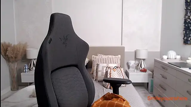 Smileyouarehere online show from September 28, 3:12 am