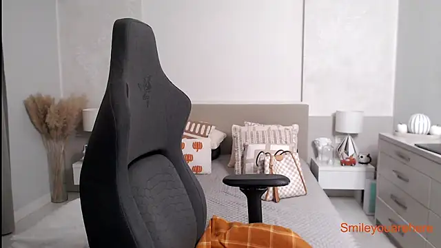 Smileyouarehere online show from September 30, 1:54 am