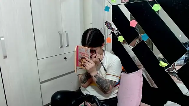 Snapshot of katery_wok11 chatting on March 10, 4:06 am katery wok11 online show from March 10, 4:06 am