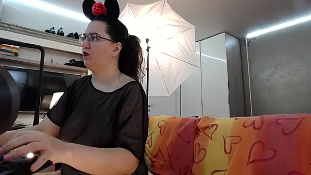 Snapshot of ILoveToFeelU chatting on November 1, 12:12 am ILoveToFeelU online show from November 1, 12:12 am