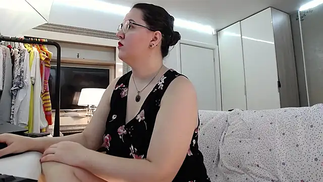 ILoveToFeelU online show from July 14, 4:45 pm