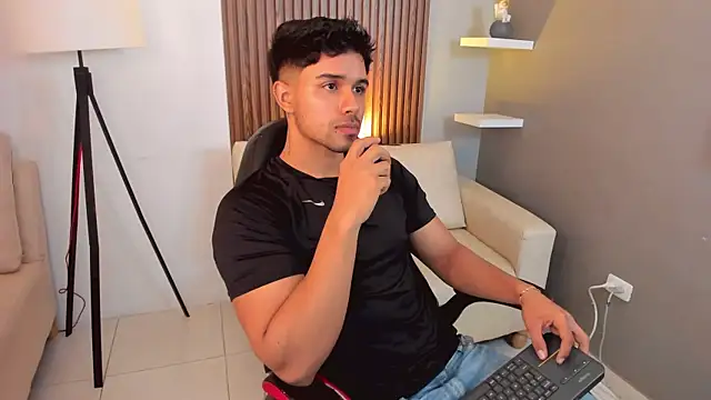 Snapshot of liam_collins21 chatting on February 18, 11:44 am liam collins21 online show from February 18, 11:44 am