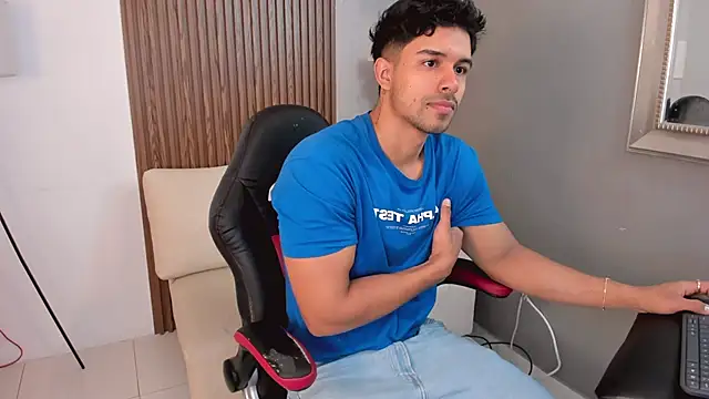 Snapshot of liam_collins21 chatting on February 21, 11:44 am liam collins21 online show from February 21, 11:44 am