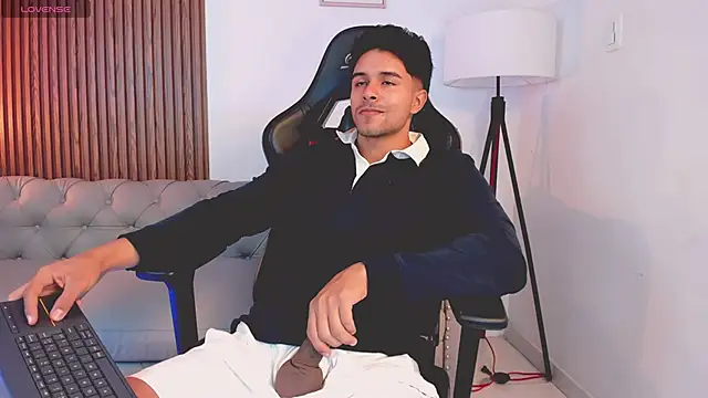 Snapshot of liam_collins21 chatting on October 21, 11:55 am liam collins21 online show from October 21, 11:55 am