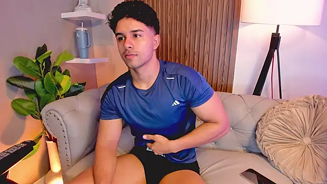 Snapshot of liam_collins21 chatting on December 3, 12:03 pm liam collins21 online show from December 3, 12:03 pm