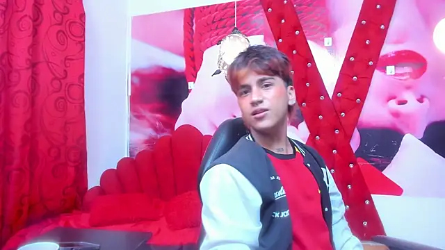 Snapshot of alex_477 chatting on September 15, 11:32 am alex 477 online show from September 15, 11:32 am