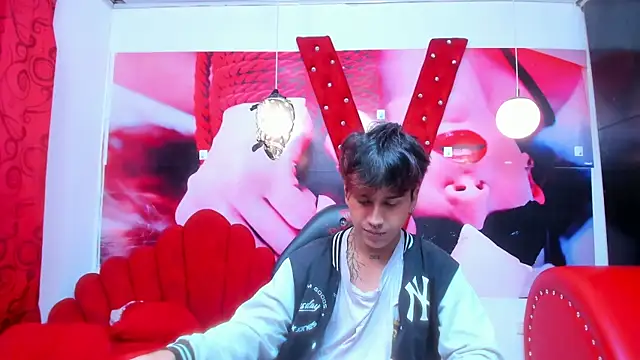 Snapshot of alex_477 chatting on September 29, 11:37 am alex 477 online show from September 29, 11:37 am