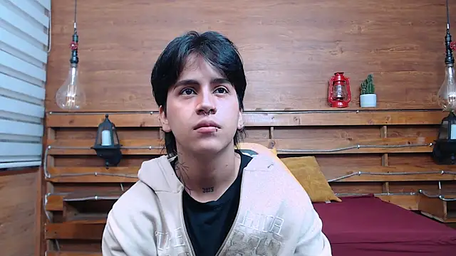 Snapshot of alex_477 chatting on October 22, 11:32 am alex 477 online show from October 22, 11:32 am