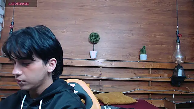 Snapshot of alex_477 chatting on November 5, 11:43 am alex 477 online show from November 5, 11:43 am