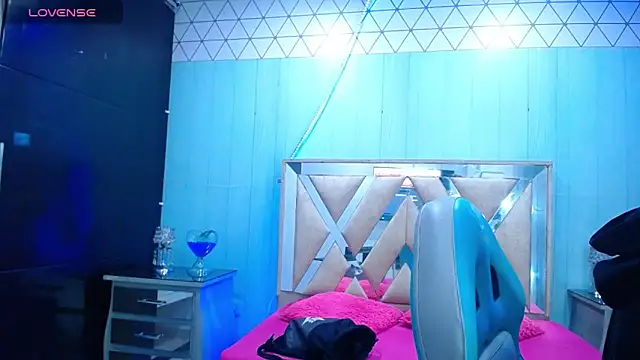 Snapshot of alex_477 chatting on November 7, 11:32 am alex 477 online show from November 7, 11:32 am