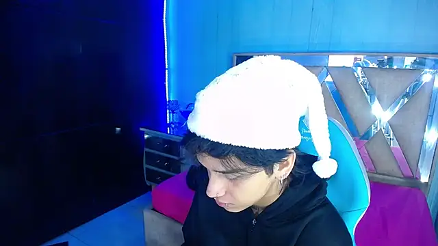 Snapshot of alex_477 chatting on December 15, 11:36 am alex 477 online show from December 15, 11:36 am